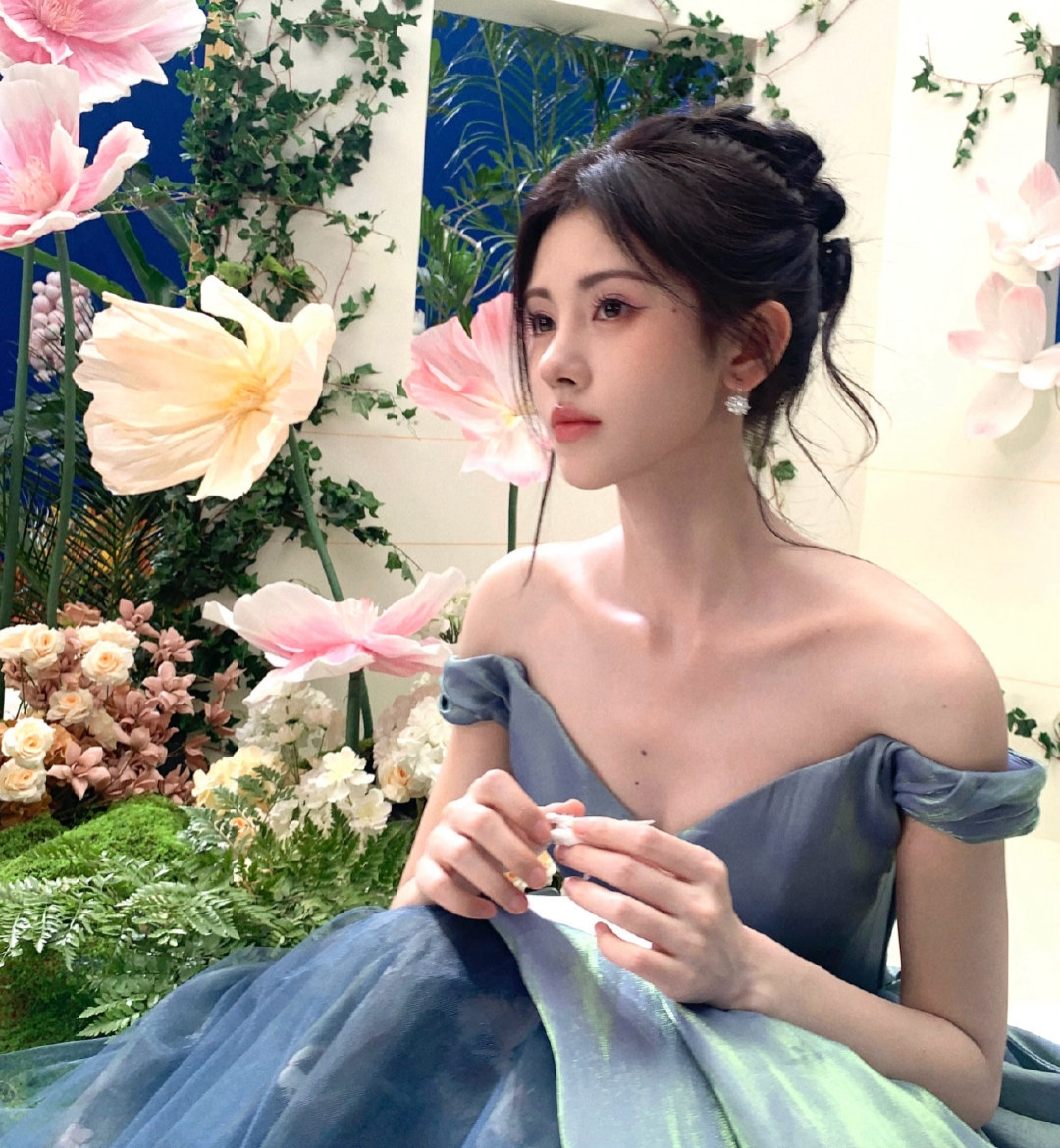 蓝色礼服好美啊!是个小仙女. #鞠婧祎