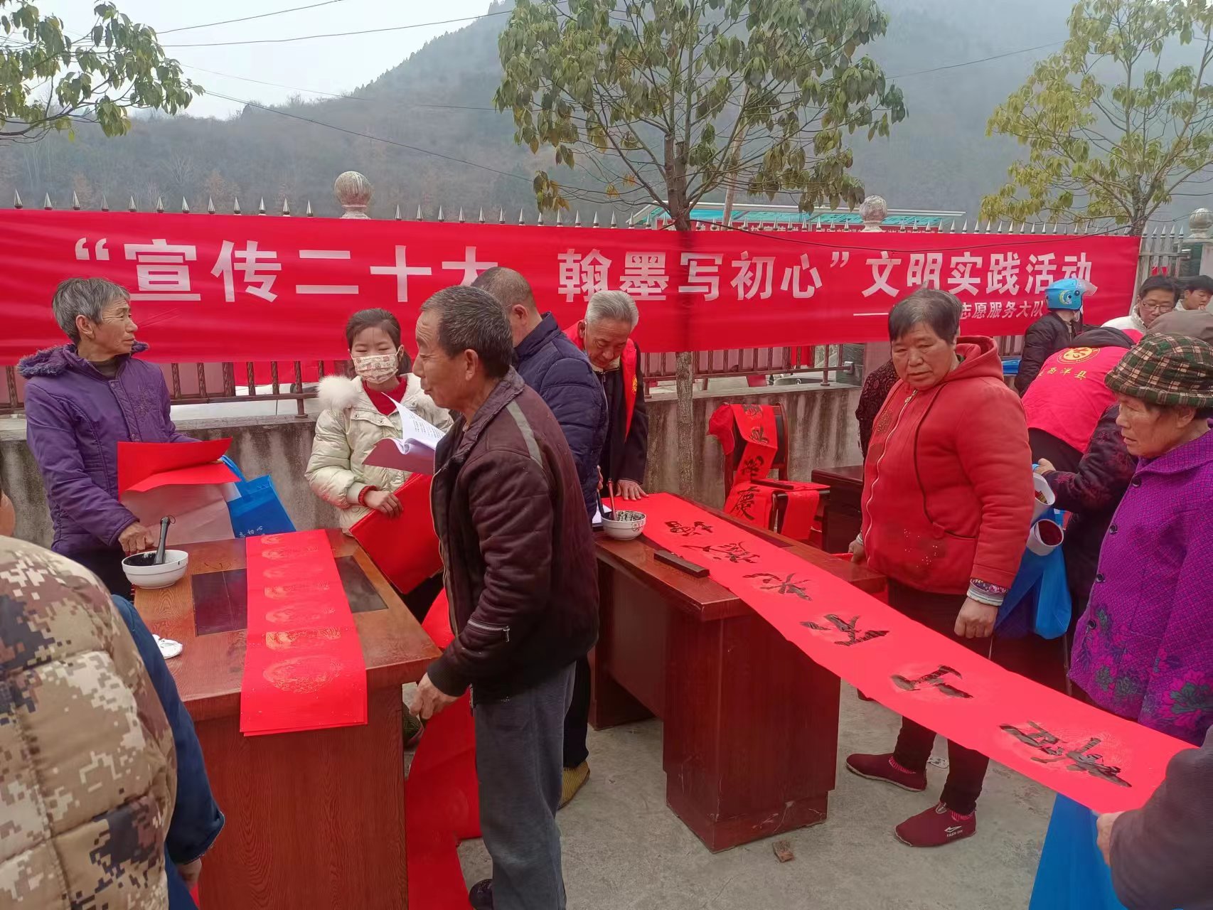 元月10日,洋县书法家协会白新勇,罗盛春等一行5人走进黄金峡镇杨庄村