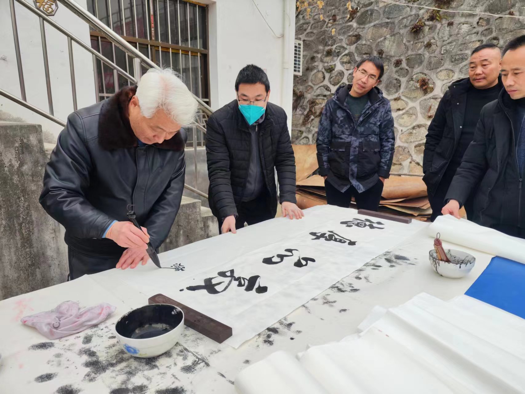 元月10日,洋县书法家协会白新勇,罗盛春等一行5人走进黄金峡镇杨庄村