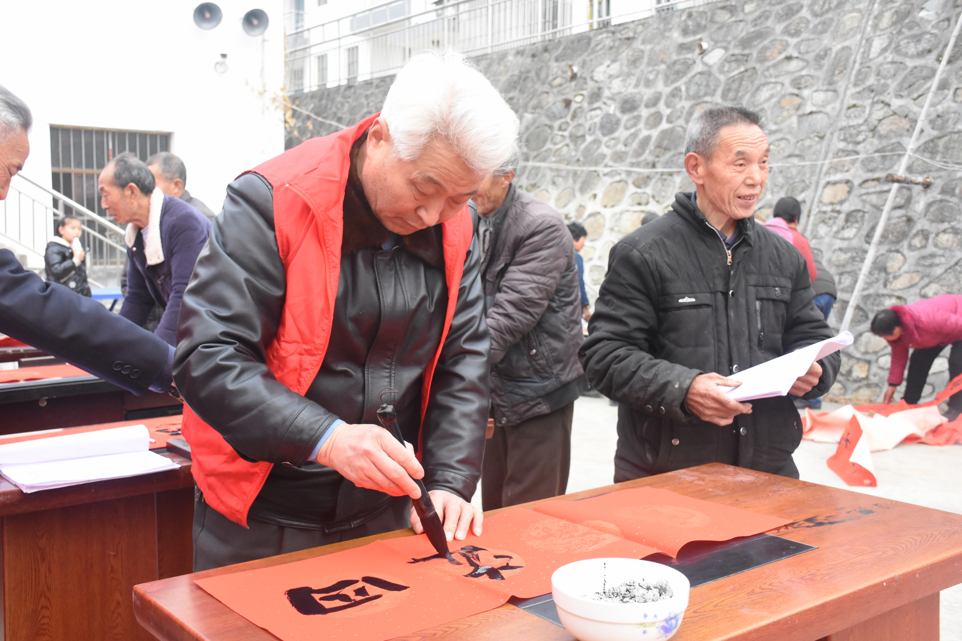 元月10日,洋县书法家协会白新勇,罗盛春等一行5人走进黄金峡镇杨庄村