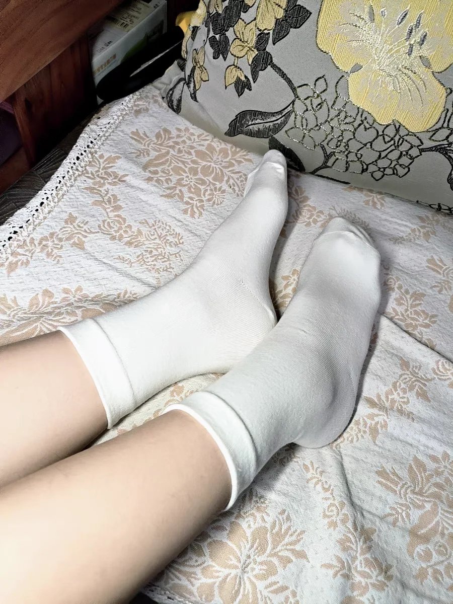 睡觉都爱穿的白袜子