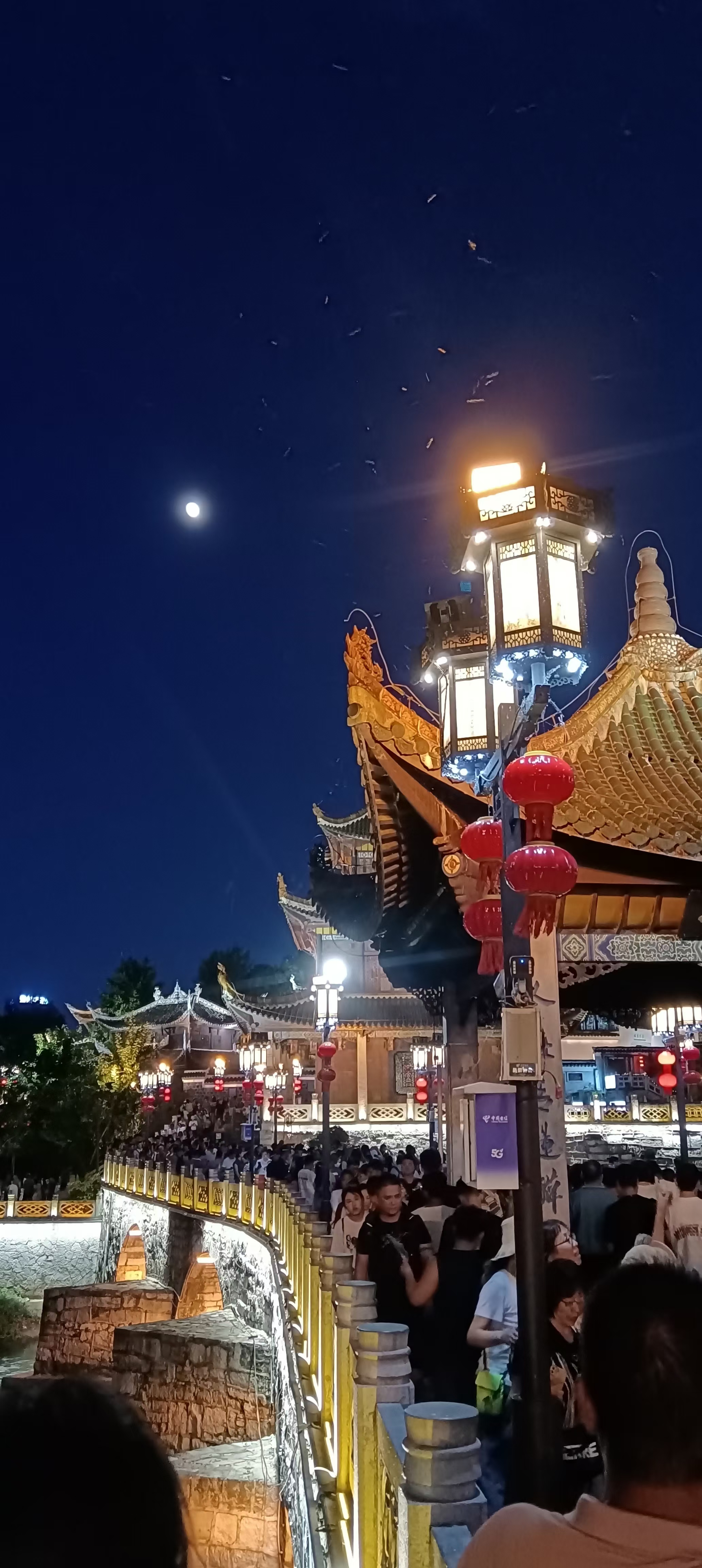 夜游古风街,灯火阑珊处,月下许个愿.