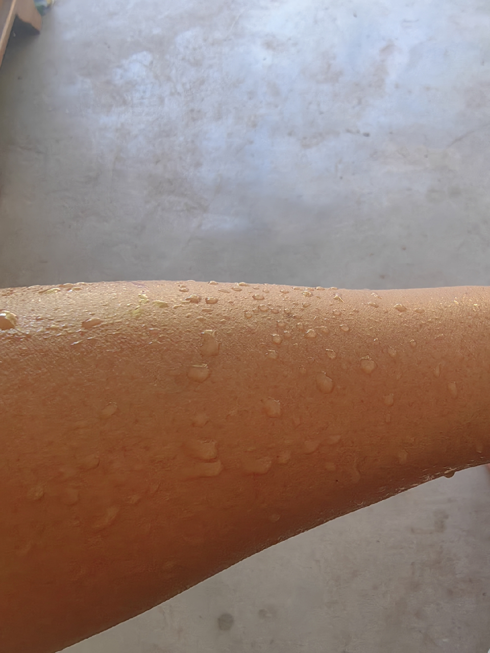 夏日炎炎,汗水与汗珠交织,每一滴都是夏天的味道.