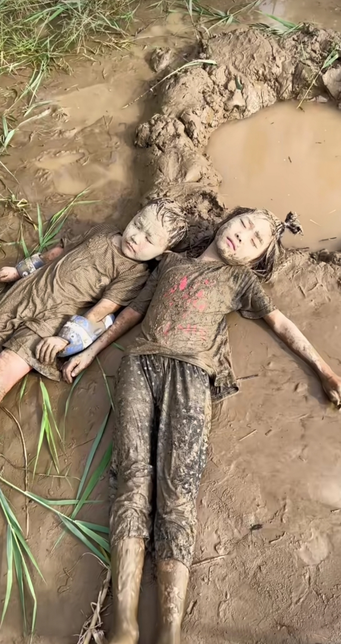 今天去外面钓鱼,看到两个玩泥巴的熊孩子!你说他们回去会不会挨打!