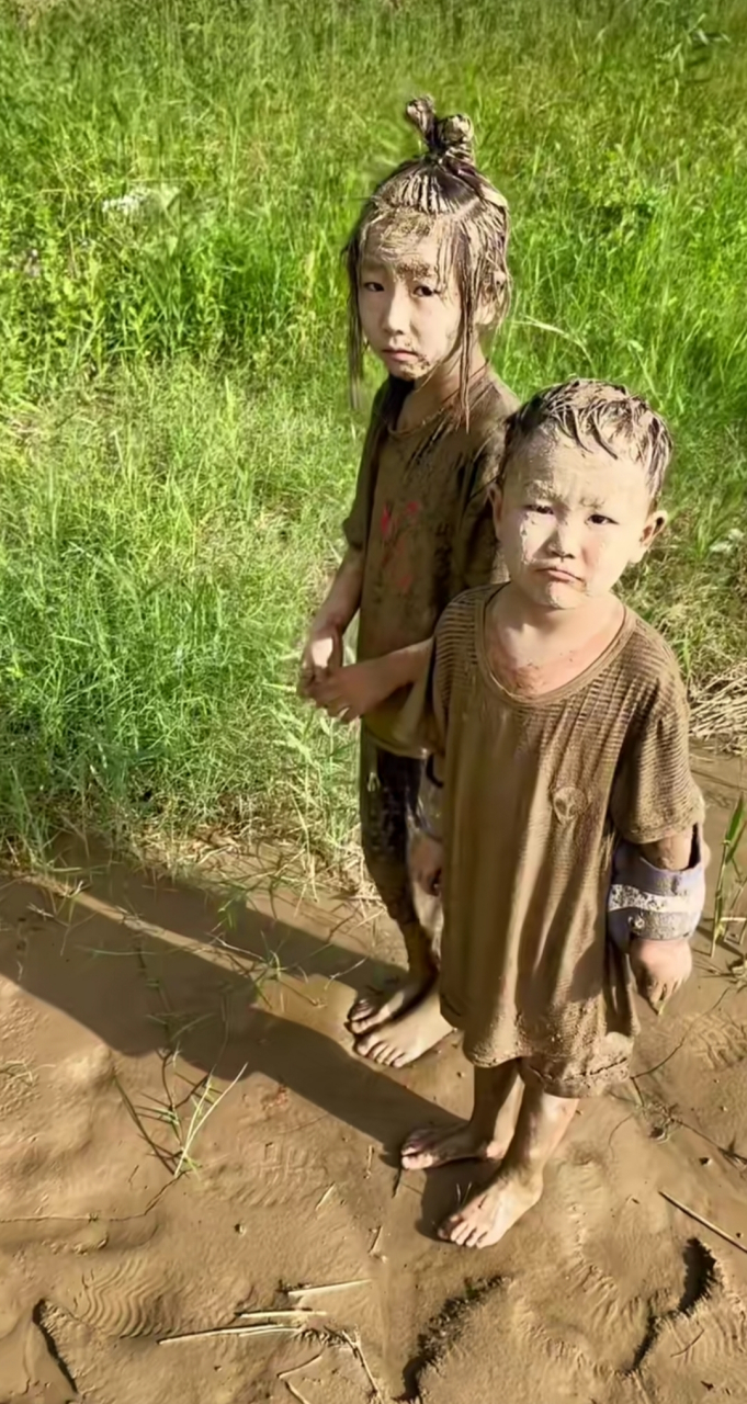 今天去外面钓鱼,看到两个玩泥巴的熊孩子!你说他们回去会不会挨打!