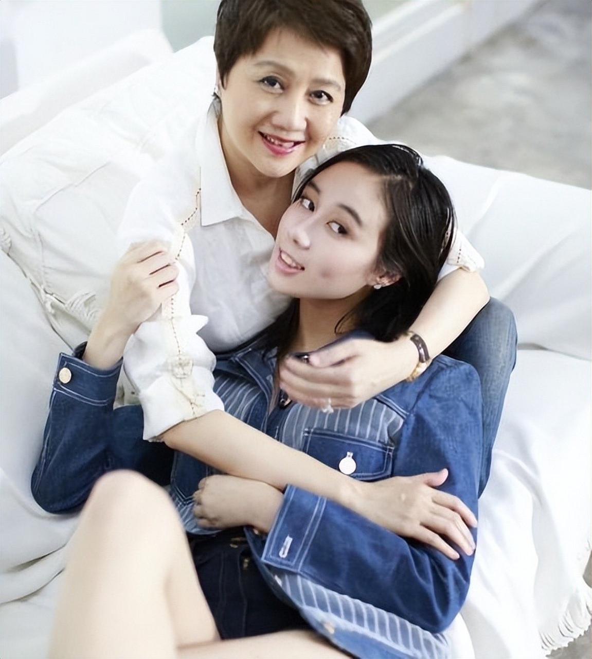 赌王最小的女儿何超欣,24岁,毕业于清华和麻省颜值与才华并存,都说她