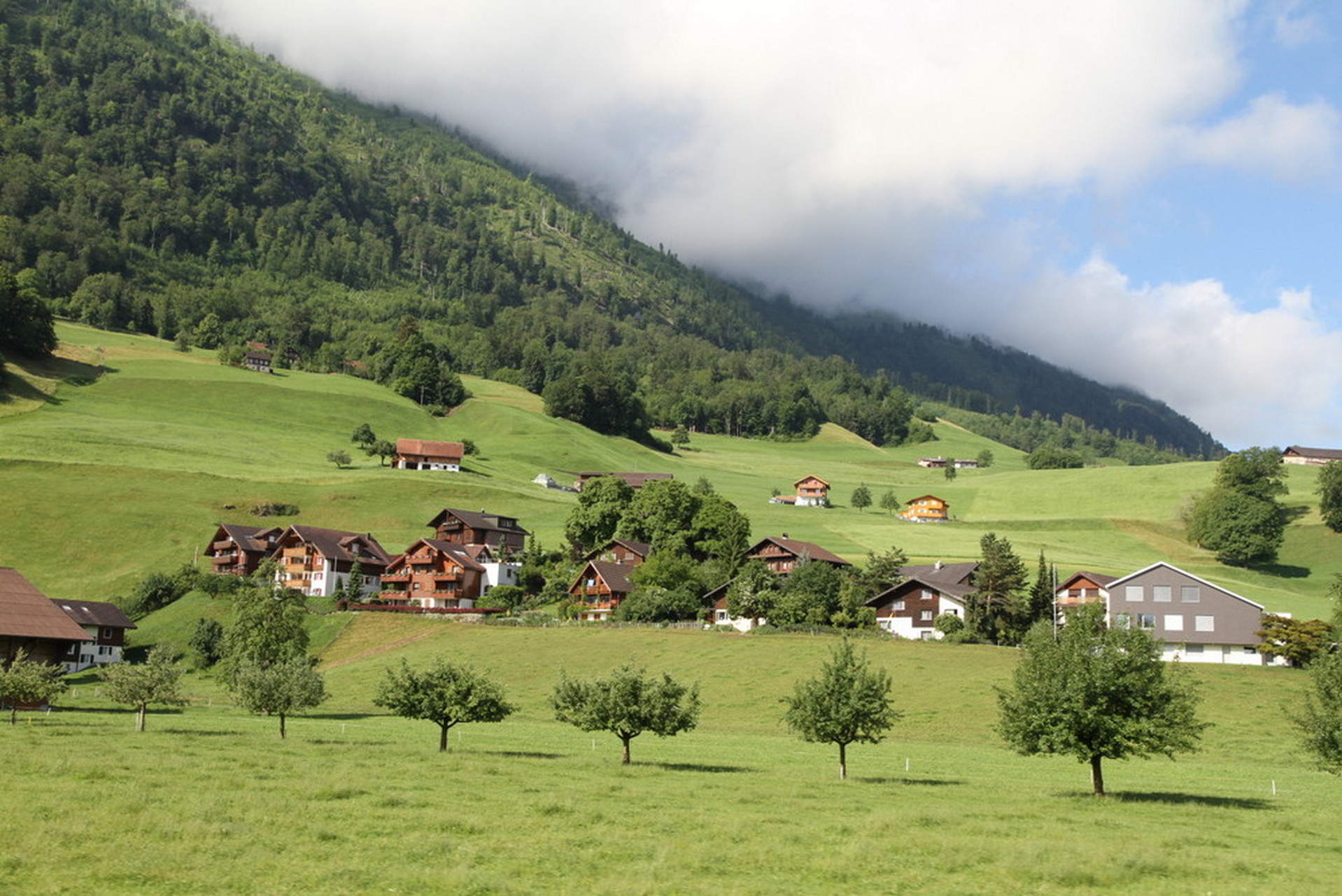 带你游瑞士,英格堡小镇,在辽阔的大地上,连绵起伏的山丘仿佛是大自然