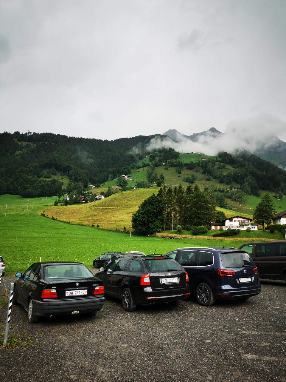 带你游瑞士,英格堡小镇,在辽阔的大地上,连绵起伏的山丘仿佛是大自然