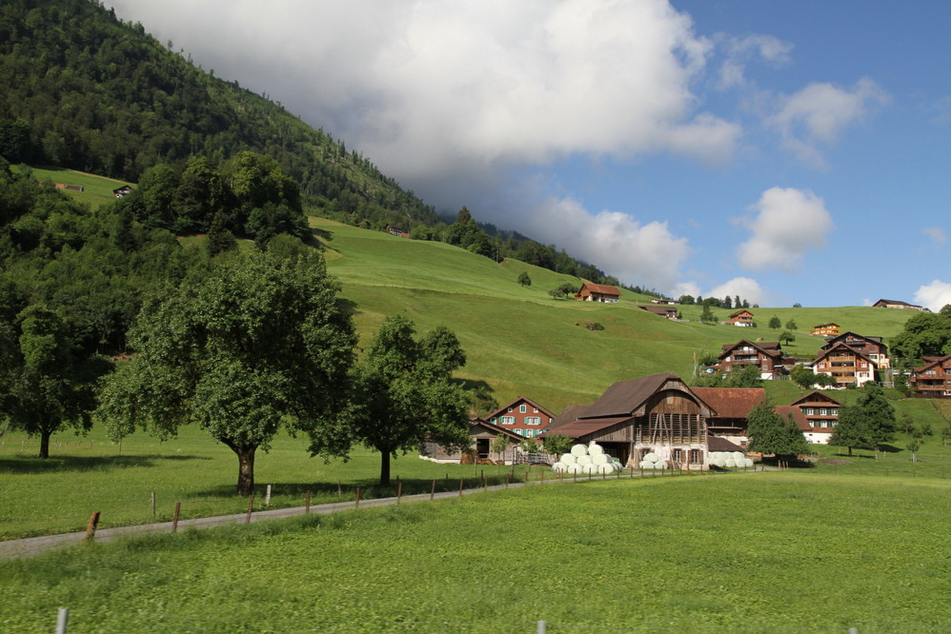 带你有瑞士,英格堡小镇,在山丘的绿色梦境中,每一处都是风景.