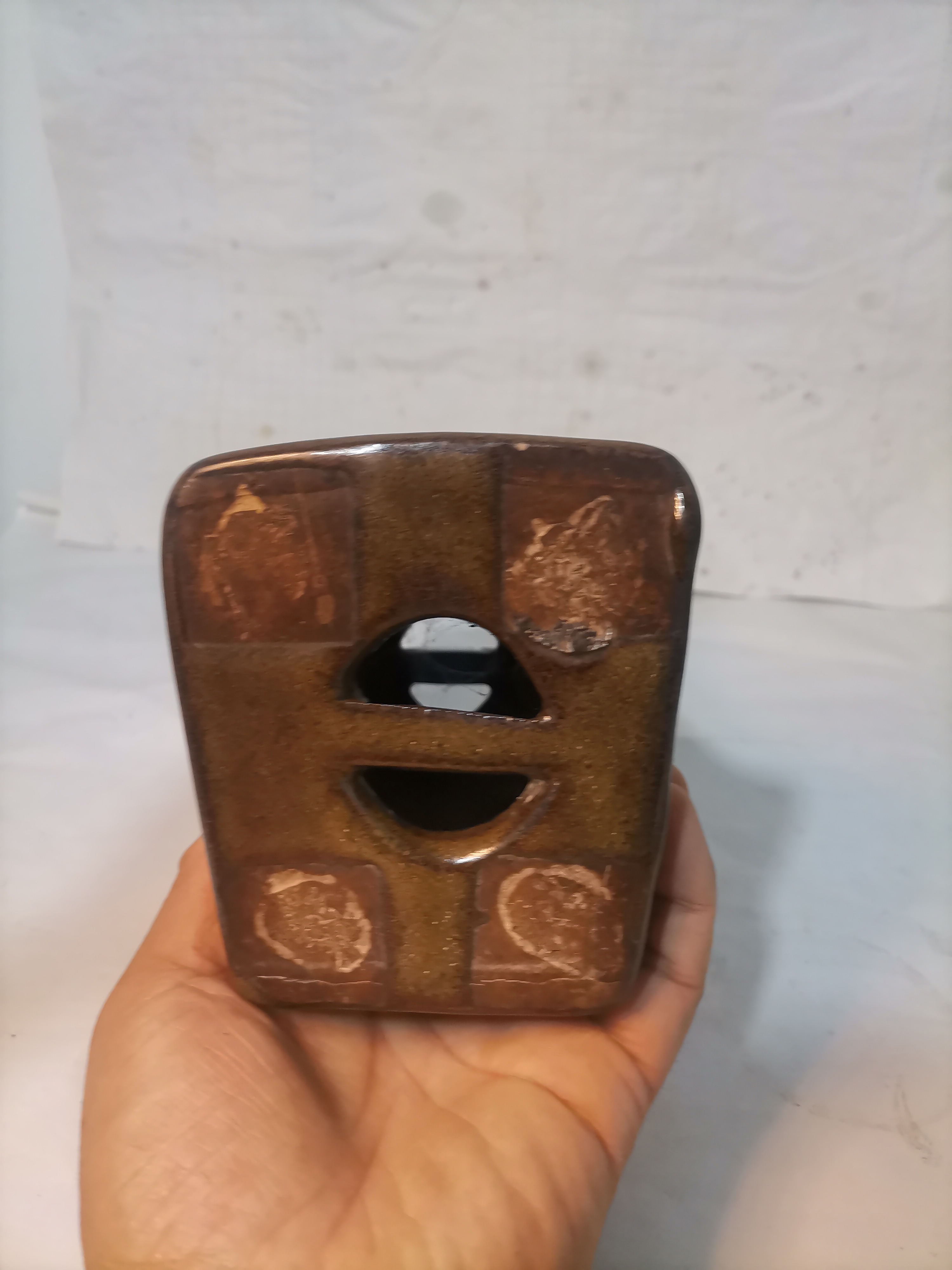 清代茶叶末釉镂空瓷枕