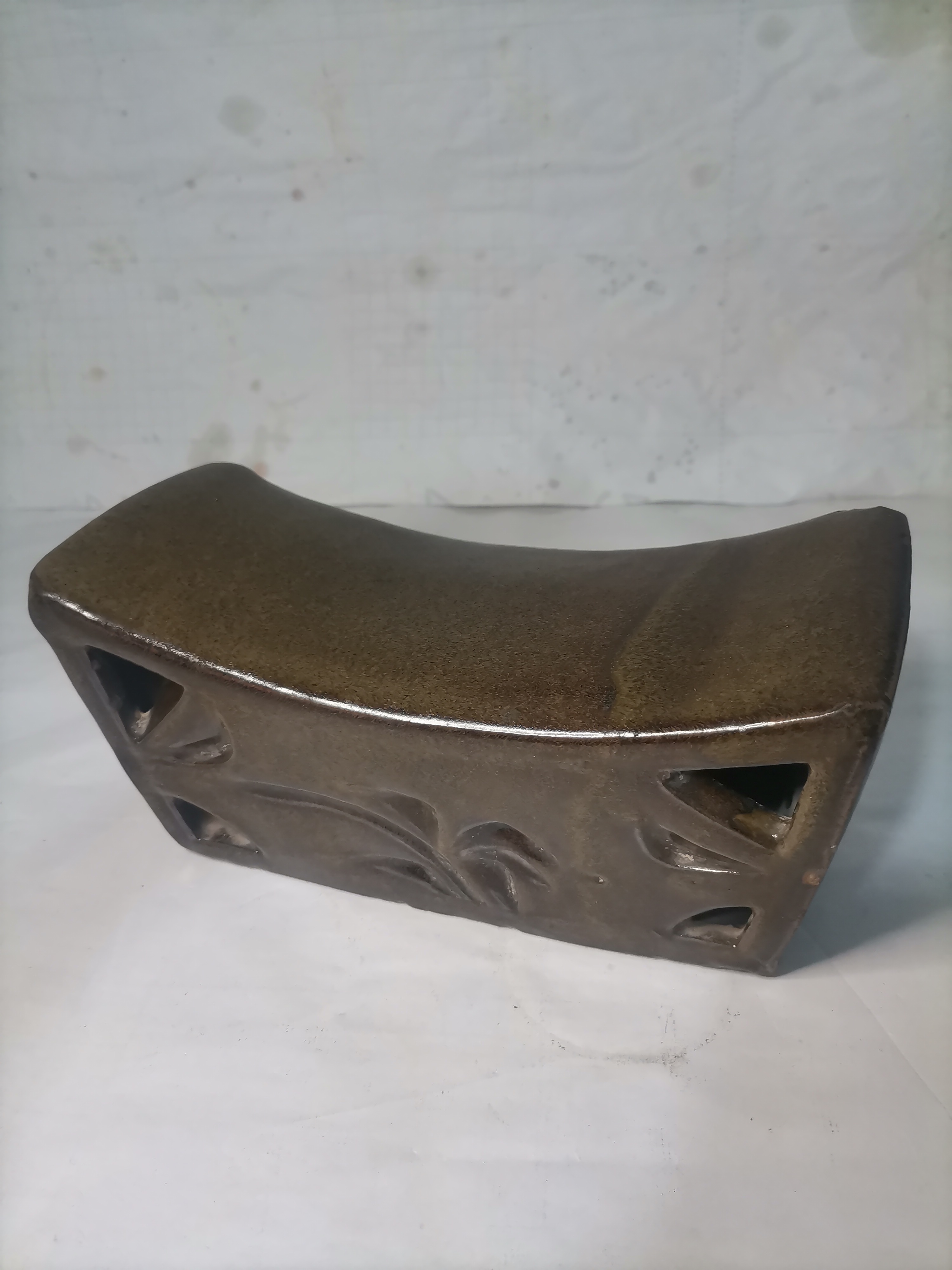 清代茶叶末釉镂空瓷枕