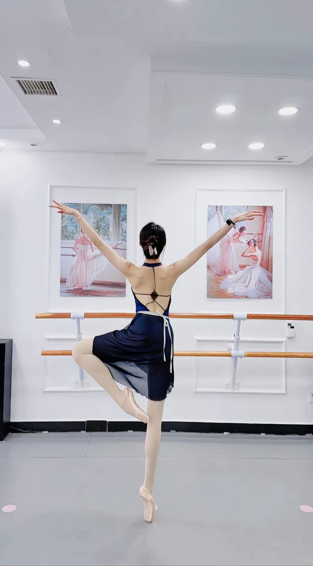 美好的体态靠的不是魔法 而是一节节芭蕾课 伸展的双臂,踮起的脚尖,拎