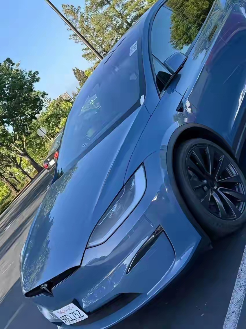 新款特斯拉model x新增了一款全新的湖蓝色车漆