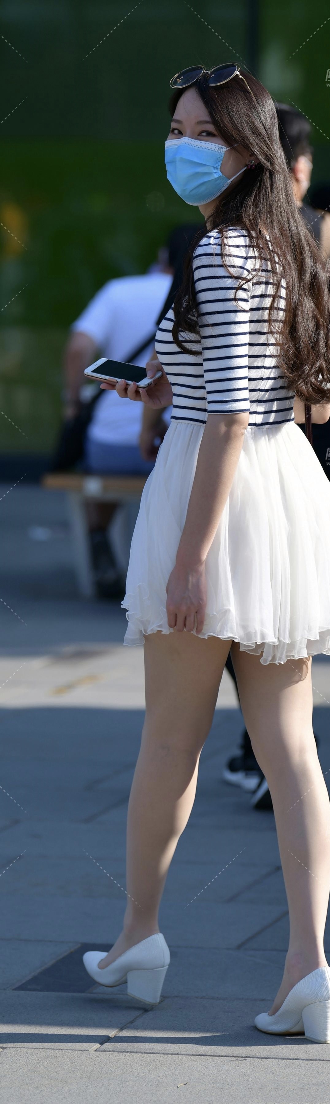 91  98今天逛街时,偶然间捕捉到了这位时髦小姐姐的身影,简直美呆