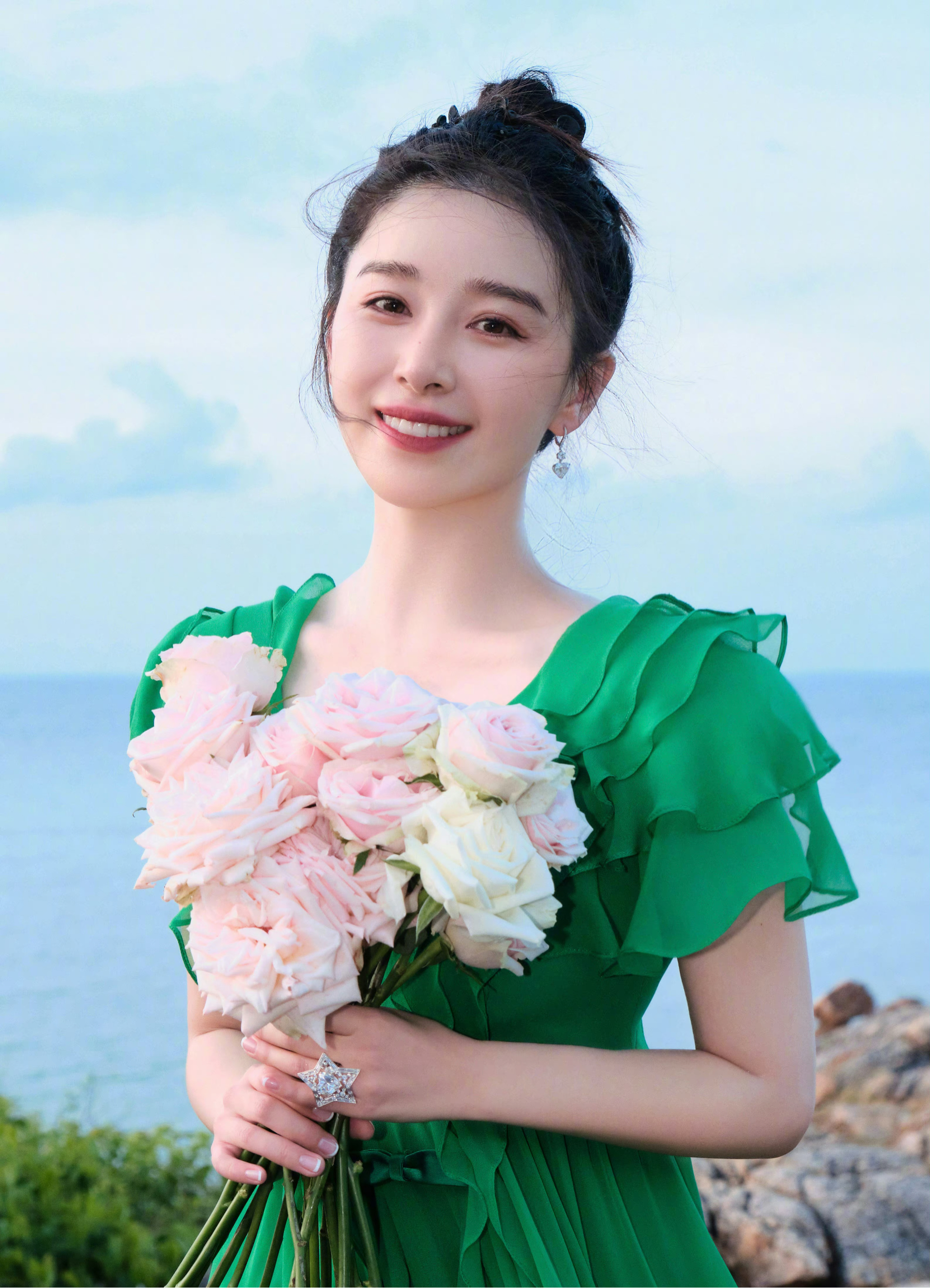 阚清子回应被男友求婚一事:谢谢大家并晒出美照,照片中她身穿绿色