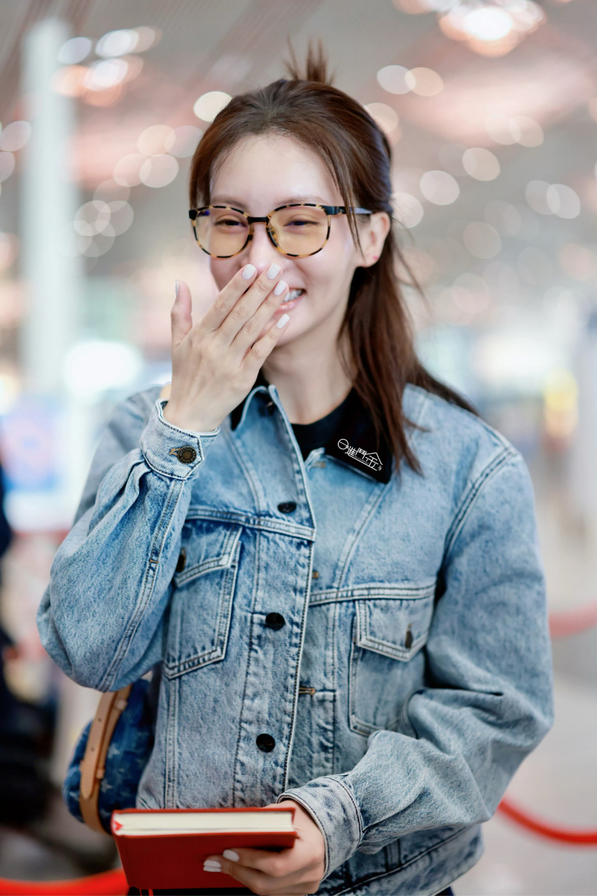 金晨最新机场街拍,简单又不失时尚,美疯啦[太开心]#热点引擎计划