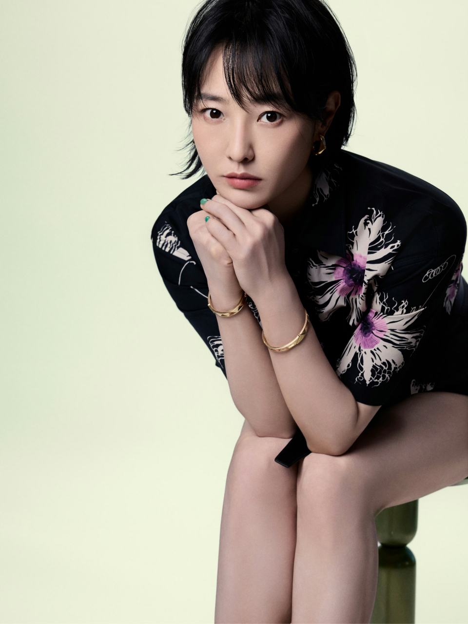 白百何亮相青岛品牌活动,一身印花黑衬衫搭配高腰短裤,短发清爽干练