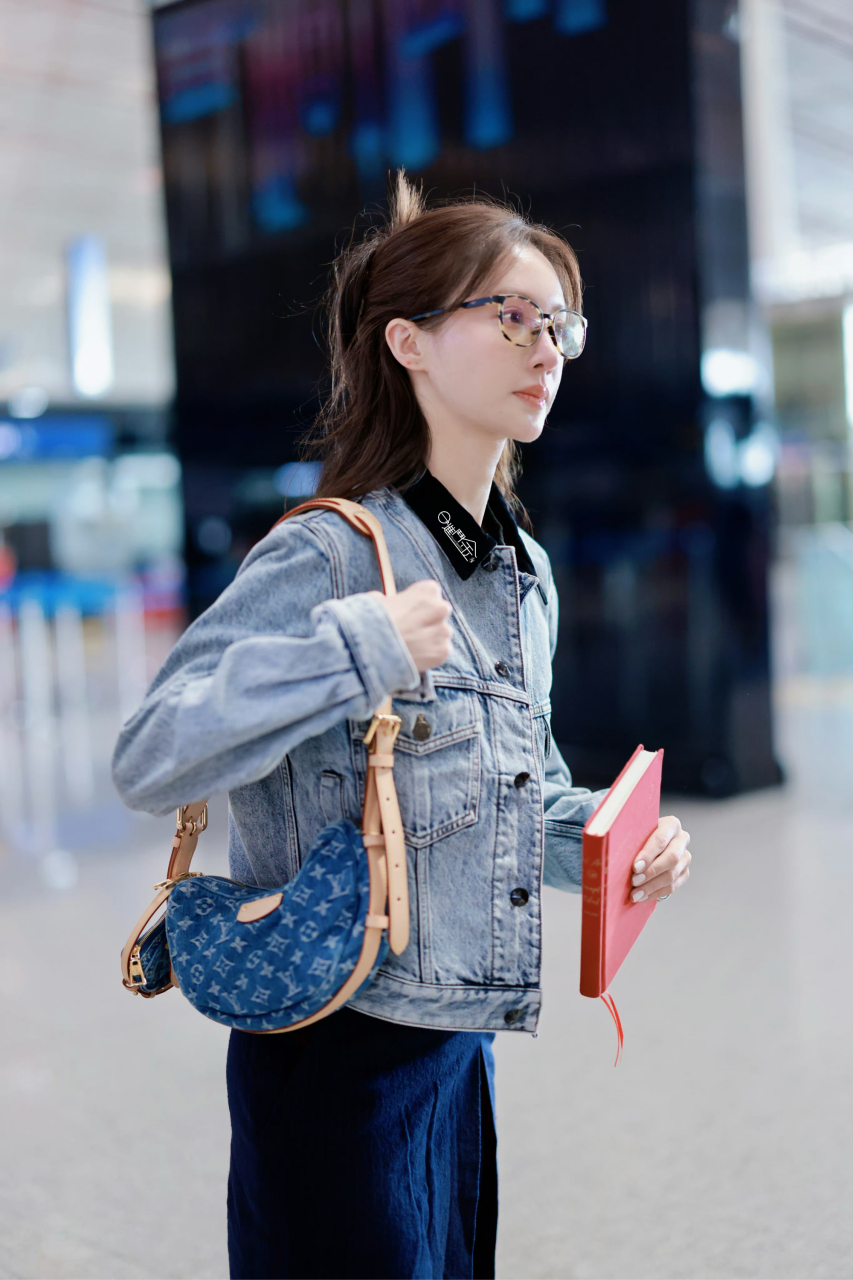 金晨最新机场街拍,简单又不失时尚,美疯啦[太开心]#热点引擎计划