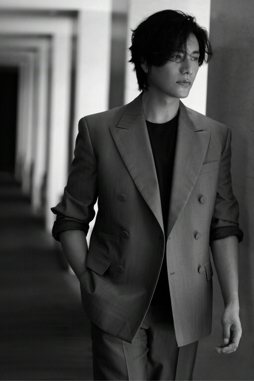 陈坤亮相burberry 济南门店活动,一身干练驼色西服套装,举手投足都在