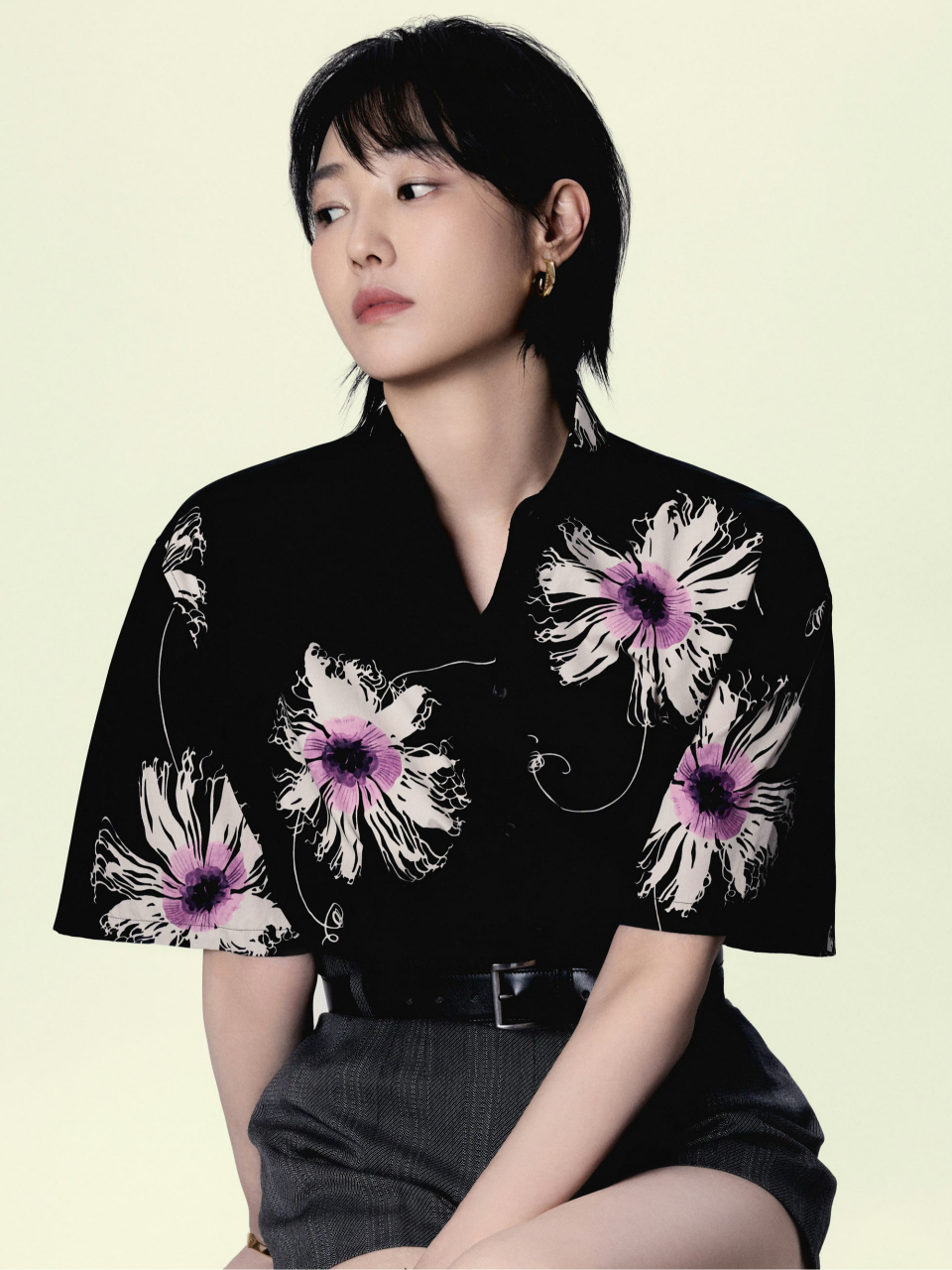 白百何亮相青岛品牌活动,一身印花黑衬衫搭配高腰短裤,短发清爽干练