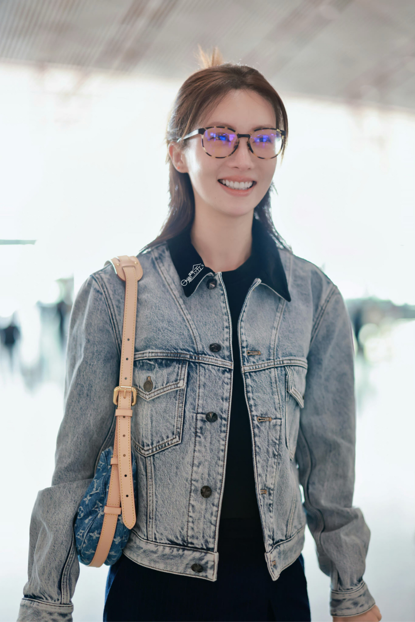 金晨最新机场街拍,简单又不失时尚,美疯啦[太开心]#热点引擎计划