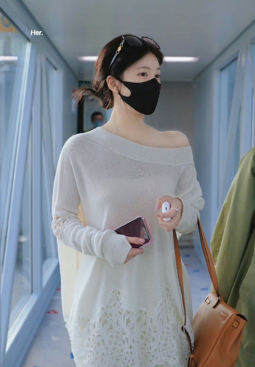 赵露思最新机场街拍,素颜简装温柔风穿搭!#三月打卡挑战赛