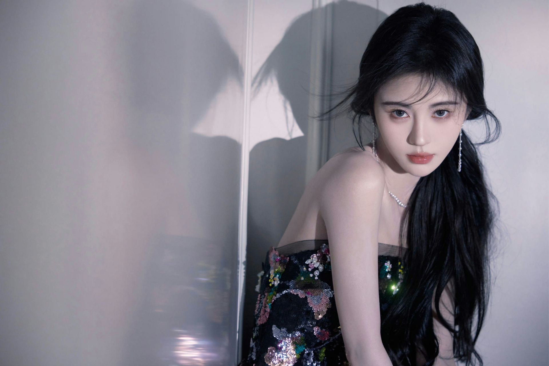 鞠婧祎巅峰音乐红毯,一袭黑纱绣礼裙惊艳亮相,已经有那种千金大小姐的