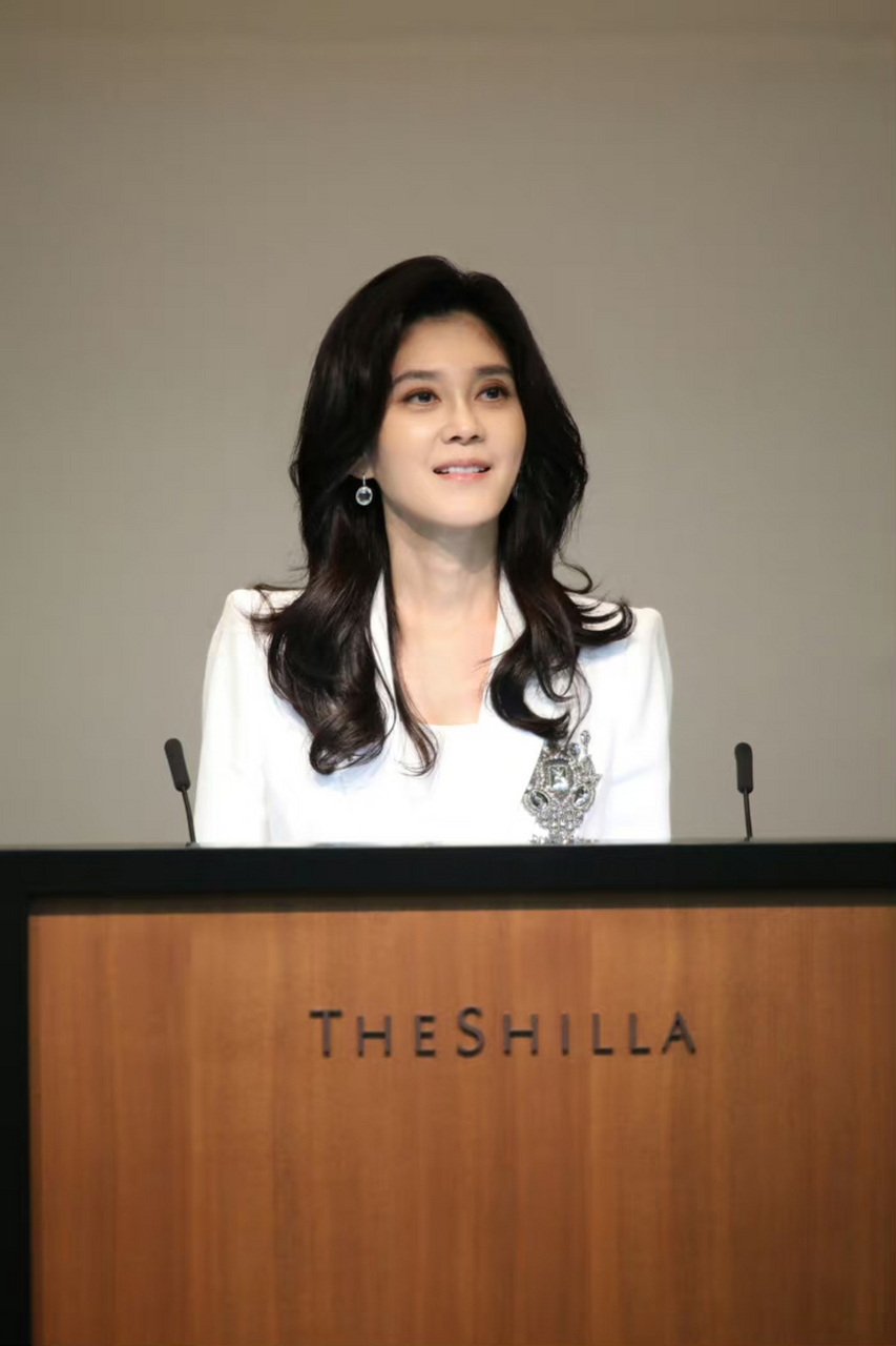 53岁三星长公主李富真,出席股东大会,一身白色西装造型亮相,利落干练