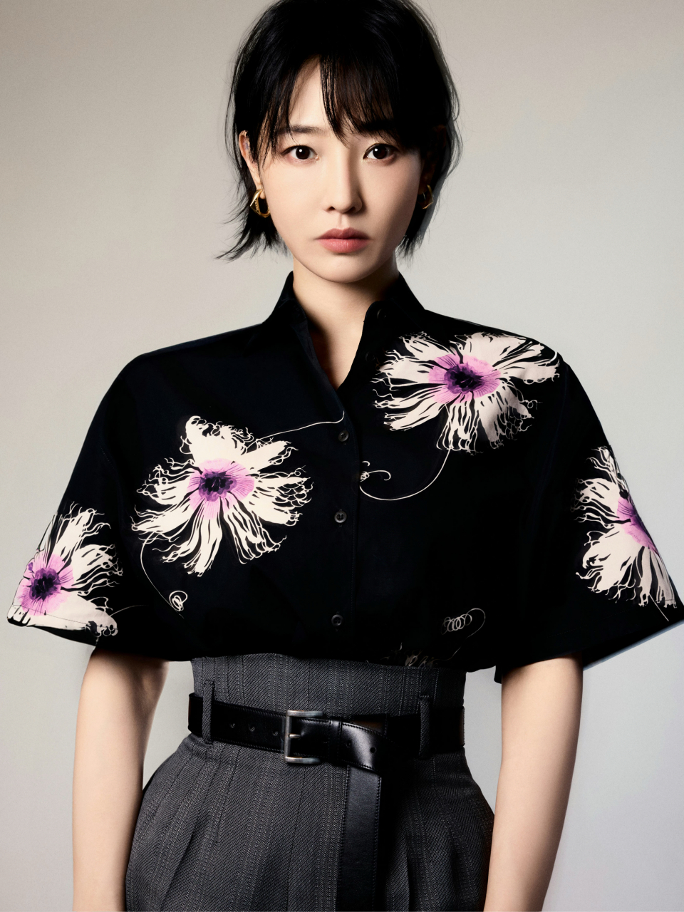 白百何亮相青岛品牌活动,一身印花黑衬衫搭配高腰短裤,短发清爽干练