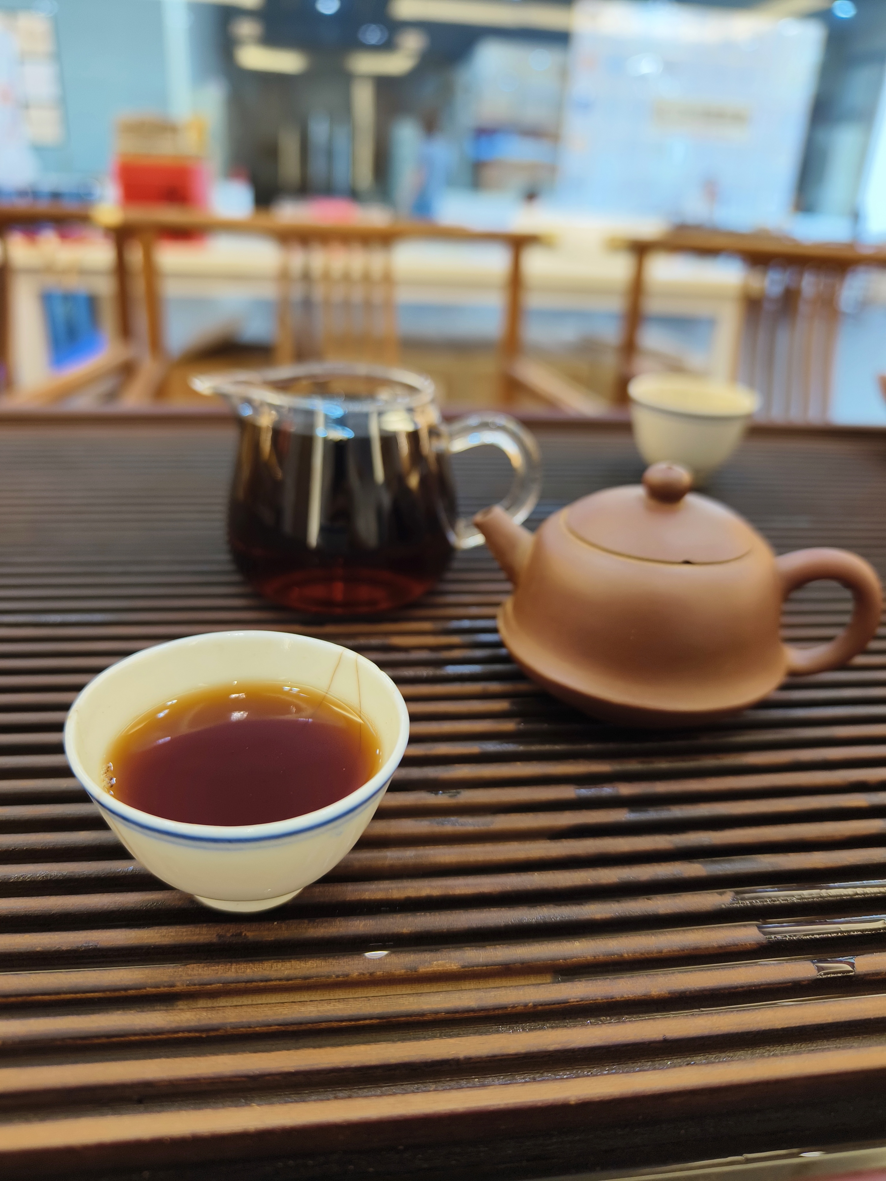精细选料2003年及2004年春茶,组织最优秀的员工精心选料生产出熟饼