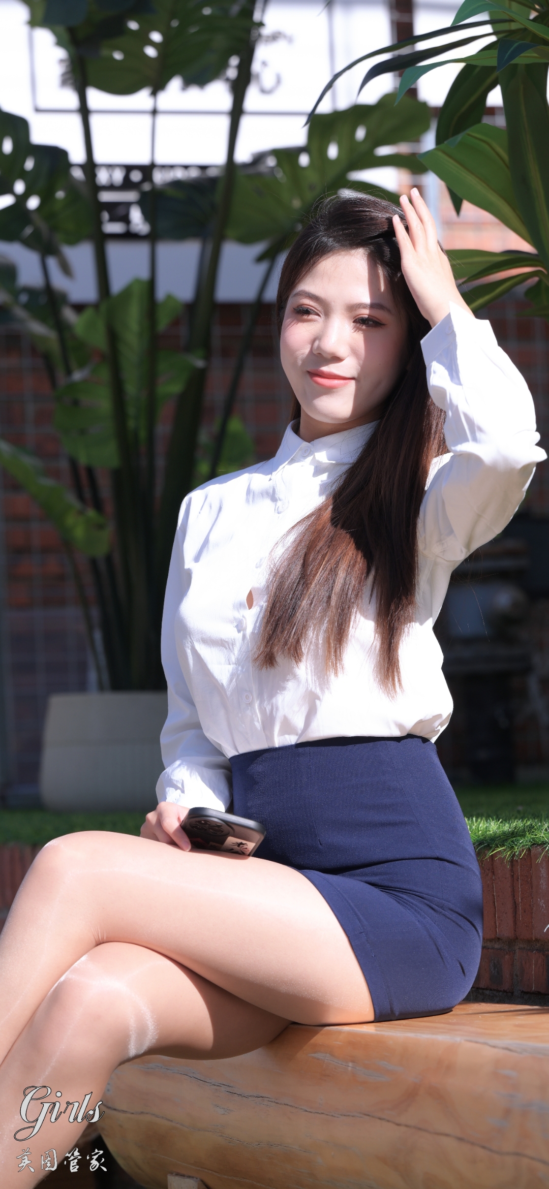 光流漫过玻璃瓶里的腊梅,将影子和花香投在她摊开