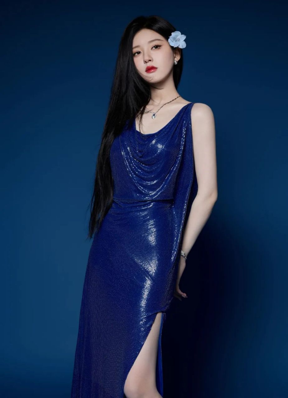 赵露思～蓝色吊带裙造型很好看啊,蓝色真的好显白哦[嘻嘻][嘻嘻]