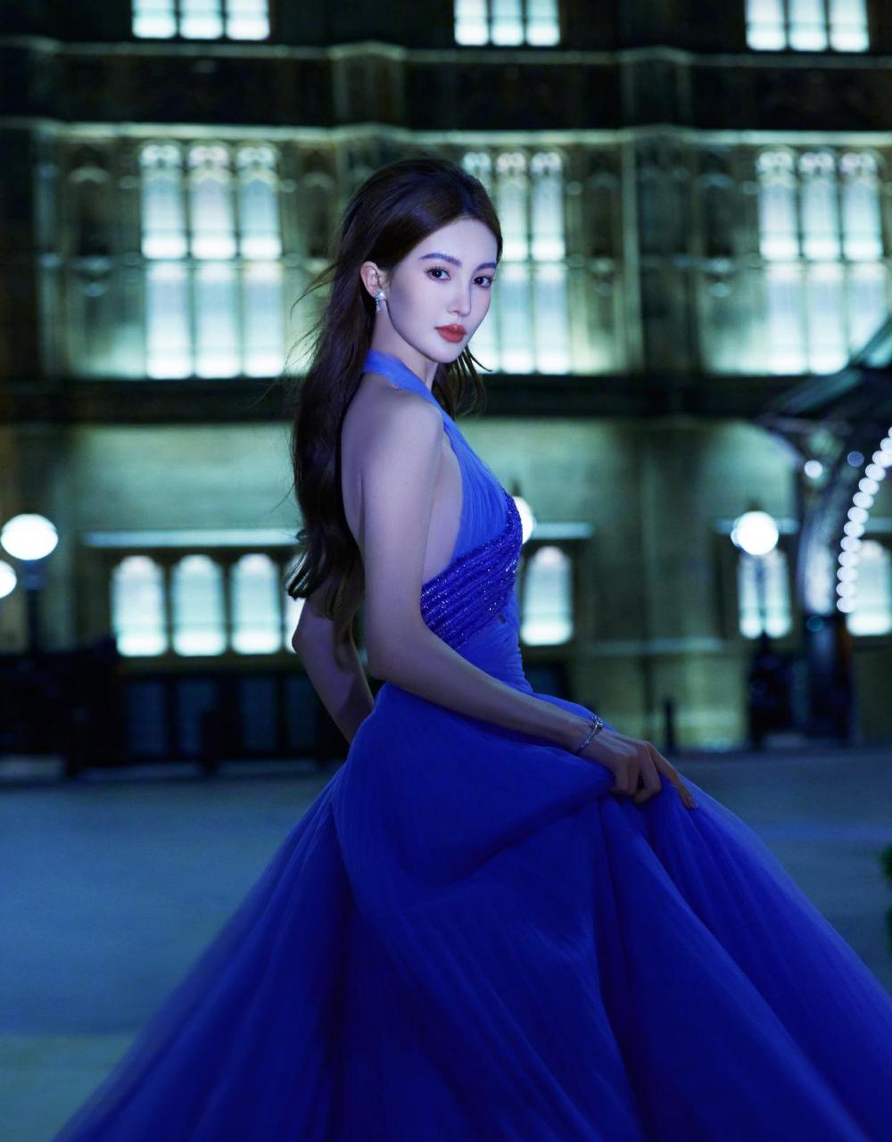 金晨呐～蓝色礼服好好看呀[心][心]