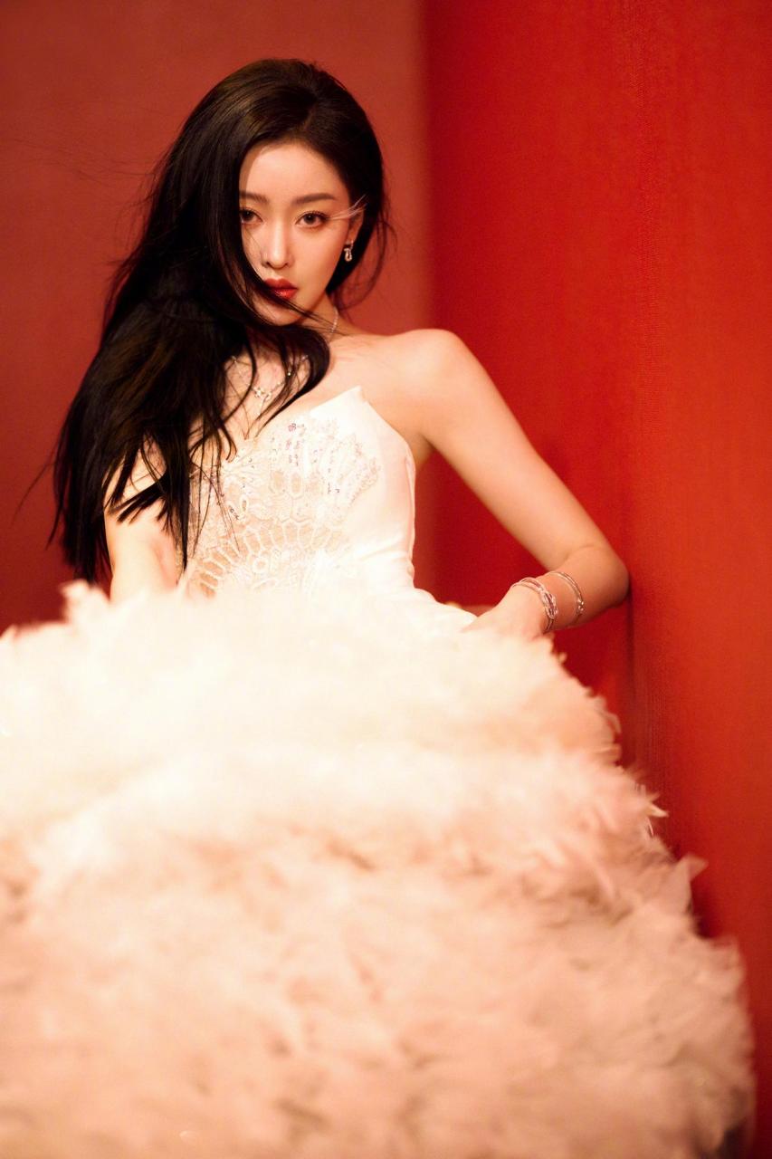 张天爱这写真拍的好好看,白色裙子红色背景图,高冷高贵,真的好好看