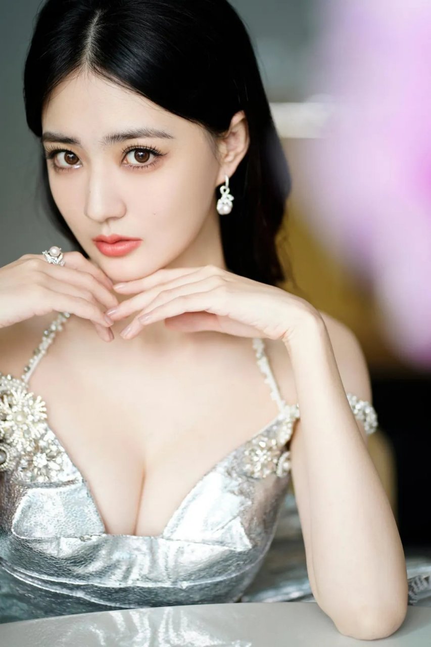 徐璐银色公主裙惊艳写真,每一张都令人流连忘返#徐璐
