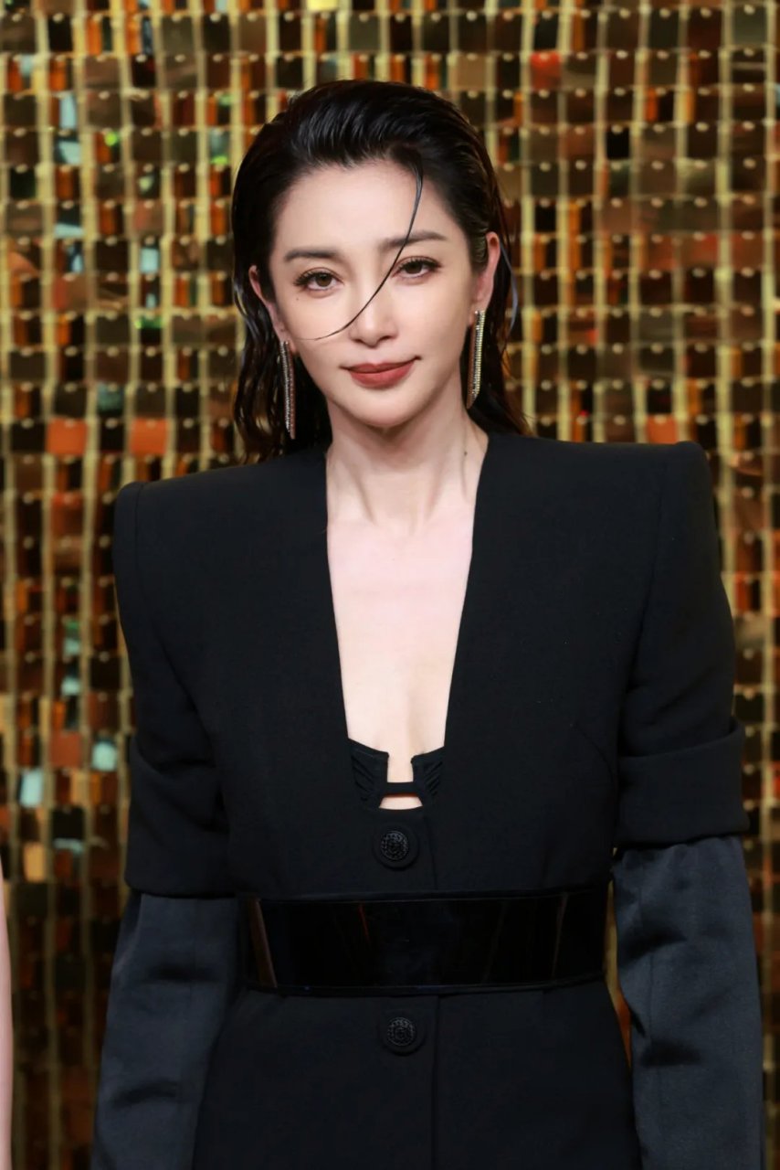 李冰冰梳大背头出席活动,51岁女霸总的既视感,衣袖像洗碗的袖套?