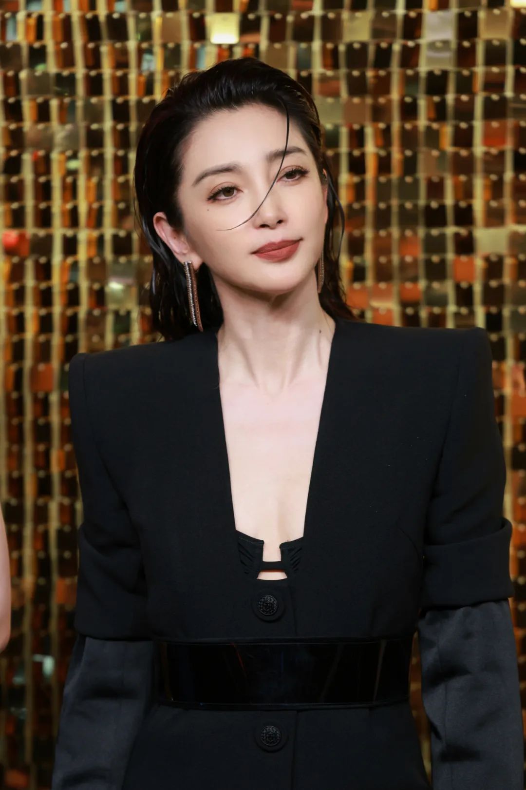 李冰冰梳大背头出席活动,51岁女霸总的既视感,衣袖像洗碗的袖套?