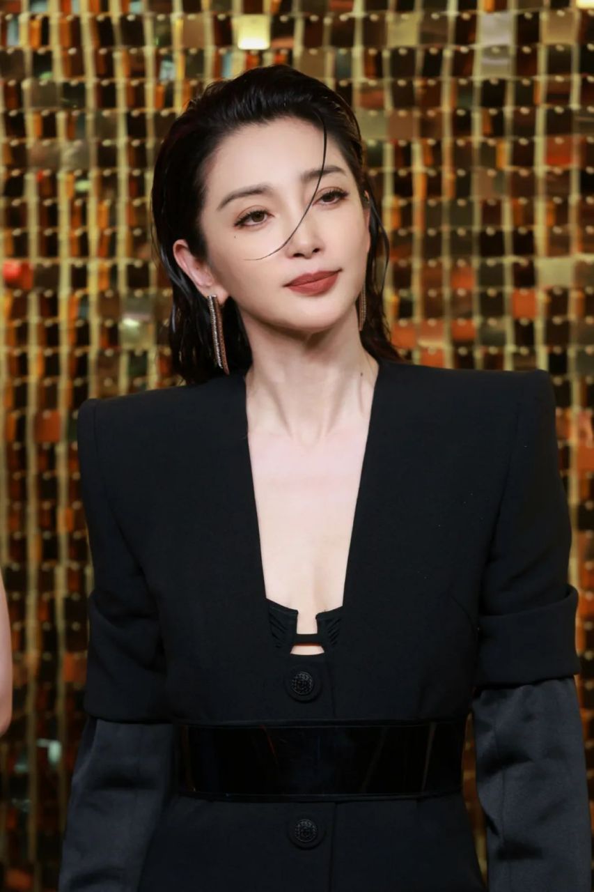 李冰冰梳大背头出席活动,51岁女霸总的既视感,衣袖像洗碗的袖套?