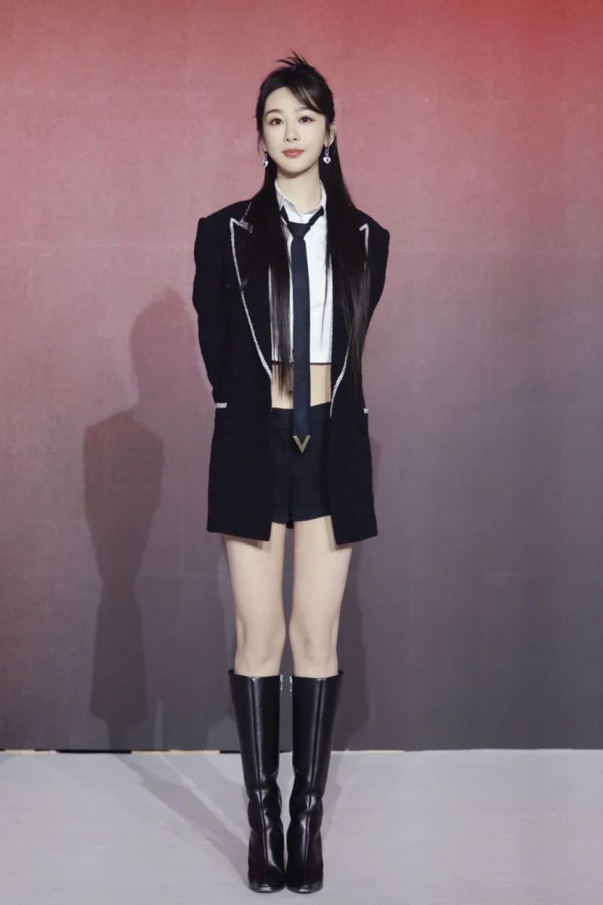 杨紫啊～jk制服 露脐装 短裤 长筒靴,甜美中透着小性感