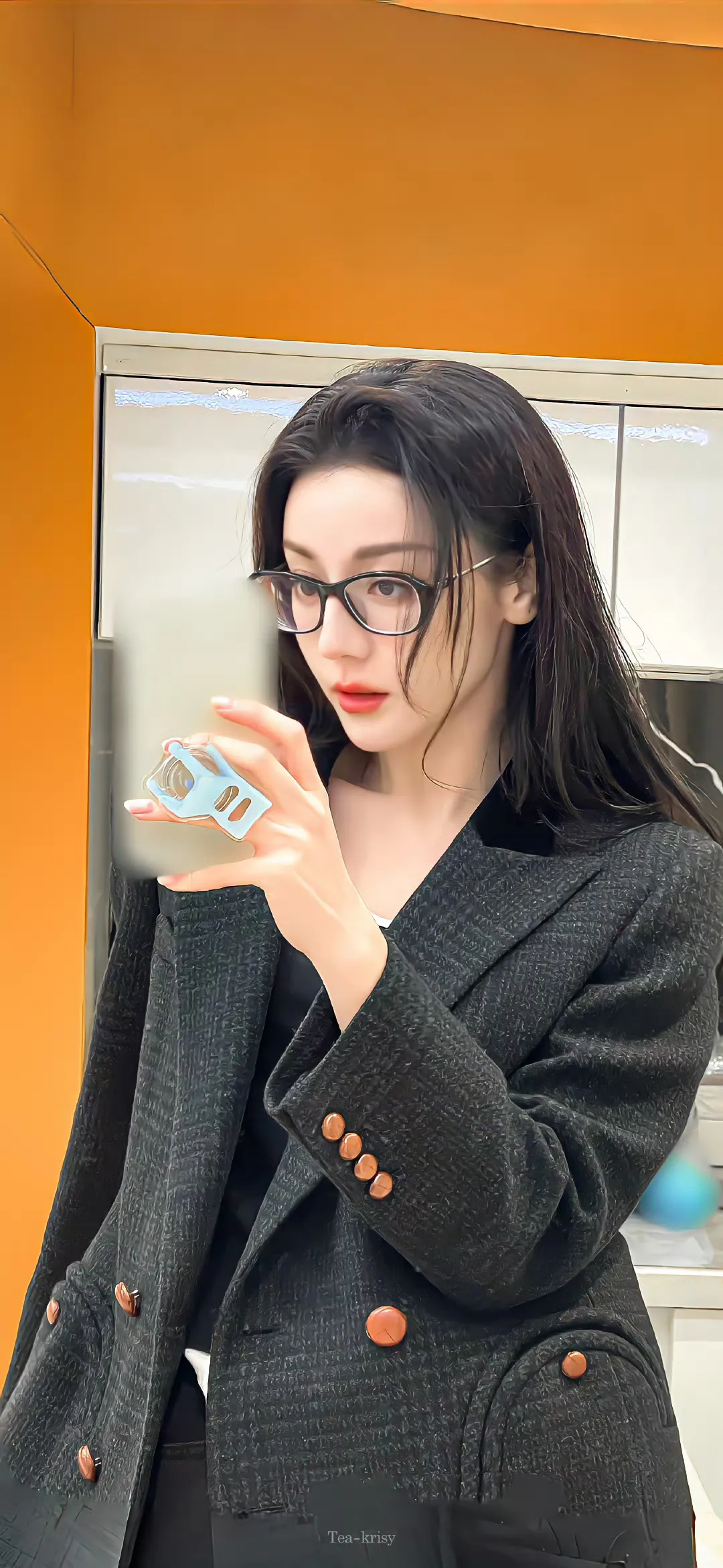 "迪丽热巴镜中自拍,捕捉生活点滴,展现独特魅力