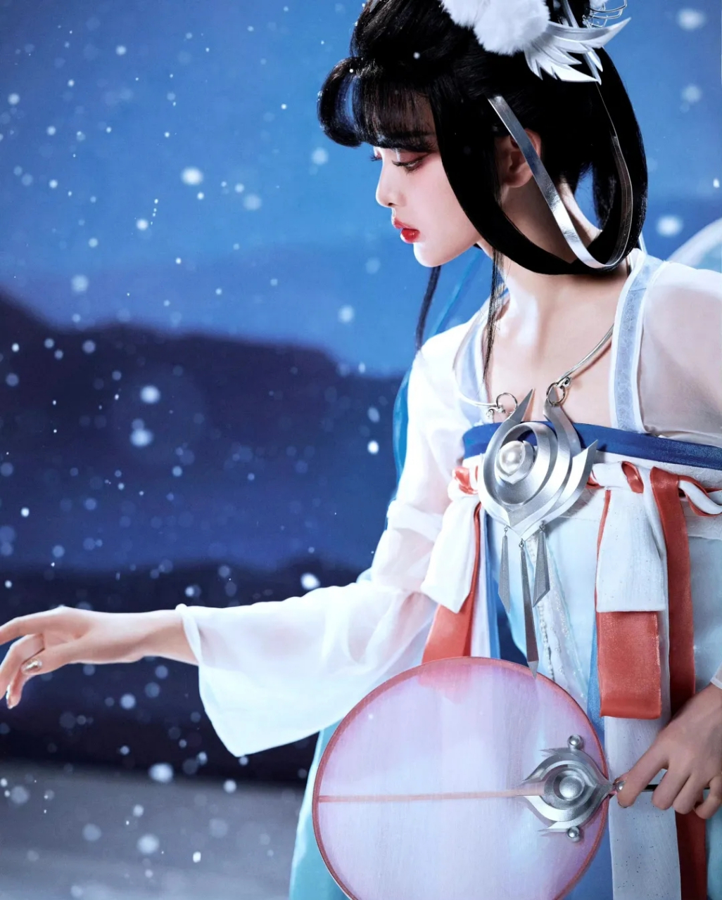 杨超越cos嫦娥啦?什么时候的事儿,好科幻呀[嘻嘻][嘻嘻]