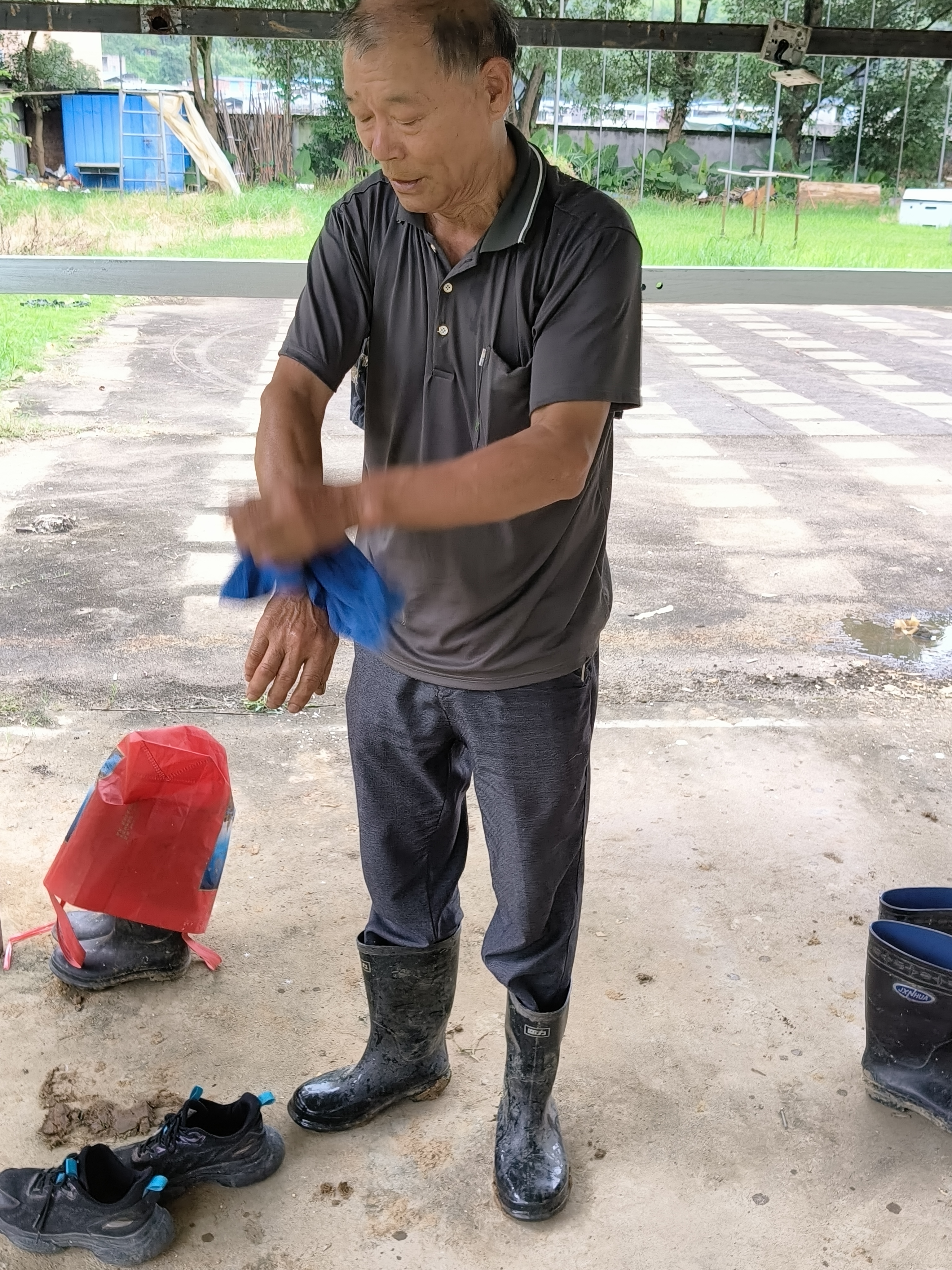 男人穿雨靴工作的图片图片