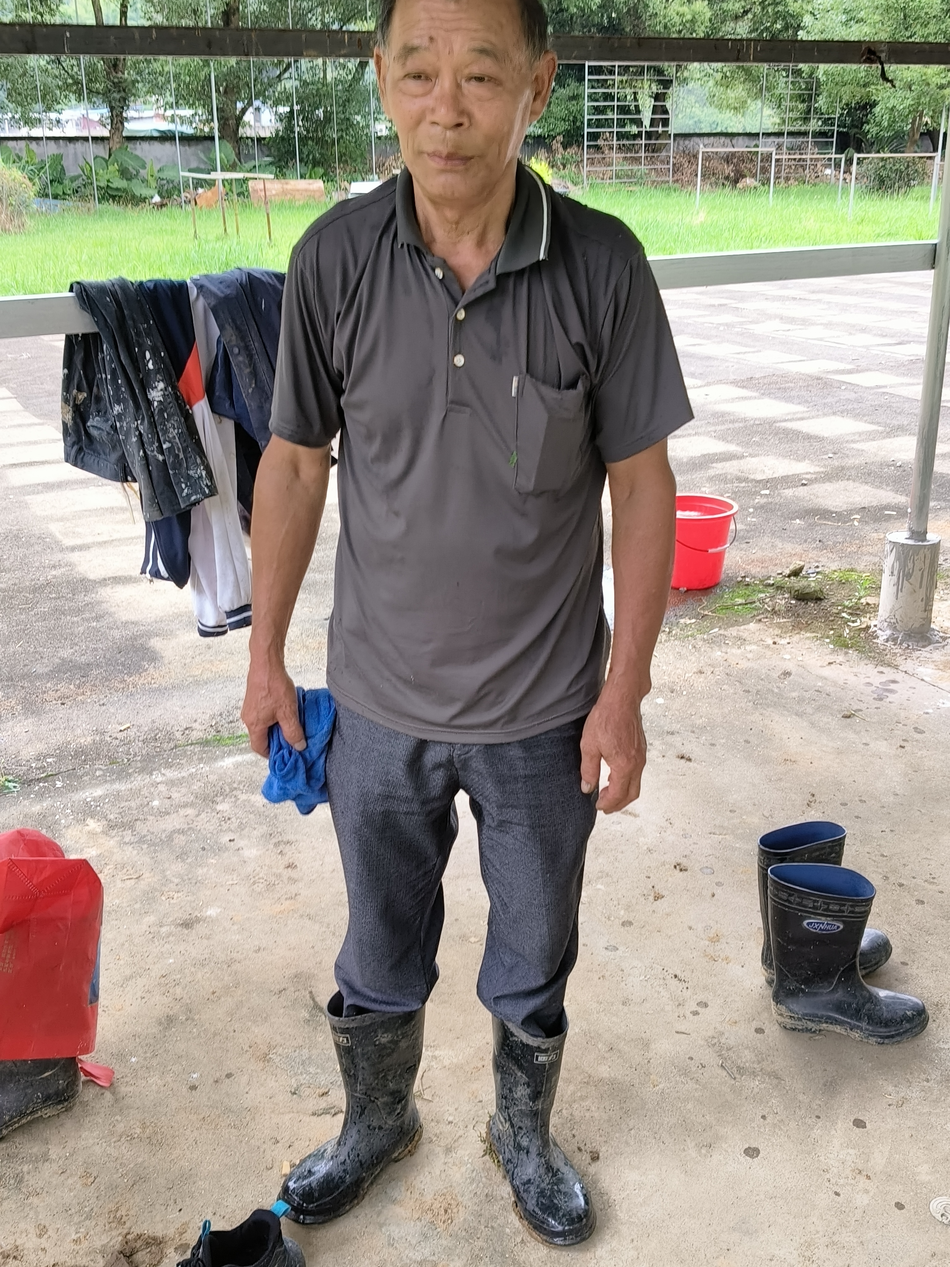 大爷穿雨靴辛苦干农活