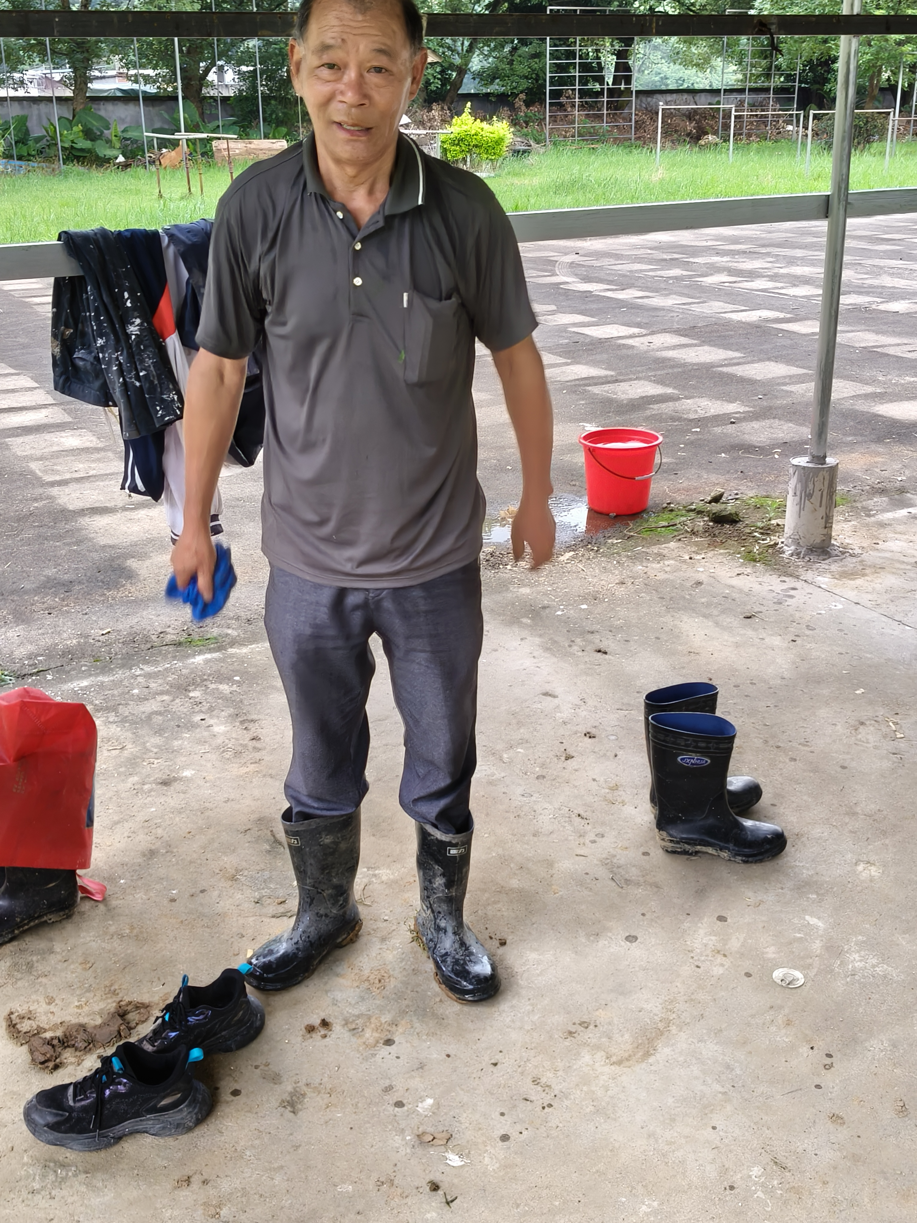 穿过膝雨靴进水了图片