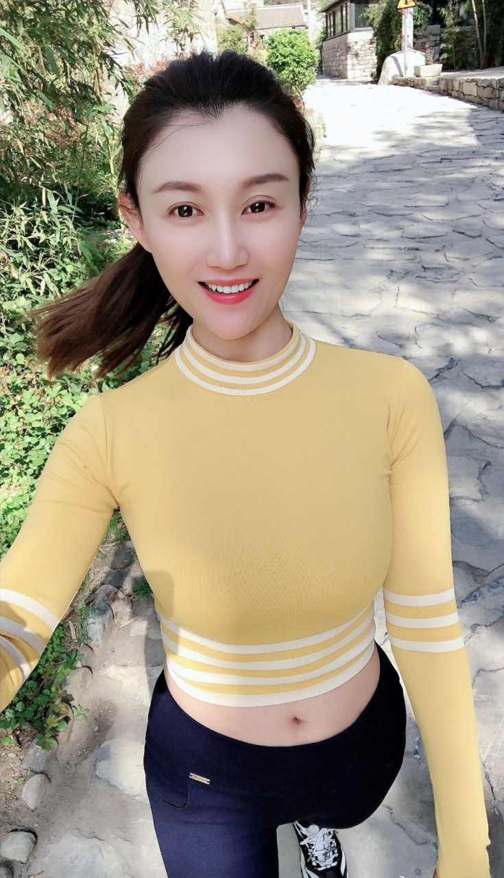 河南电视台美女主持人杜琳,新浪微博:杜琳,支持一下.