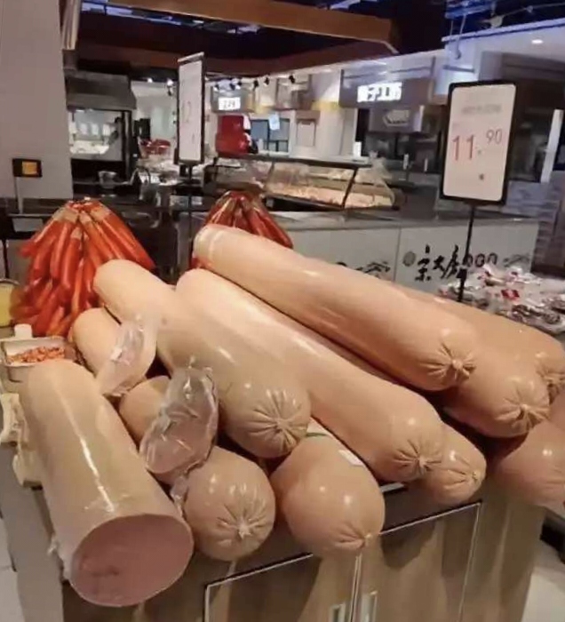 这超市里的"巨无霸"火腿肠,里面应该有肉吧?#热点引擎计划