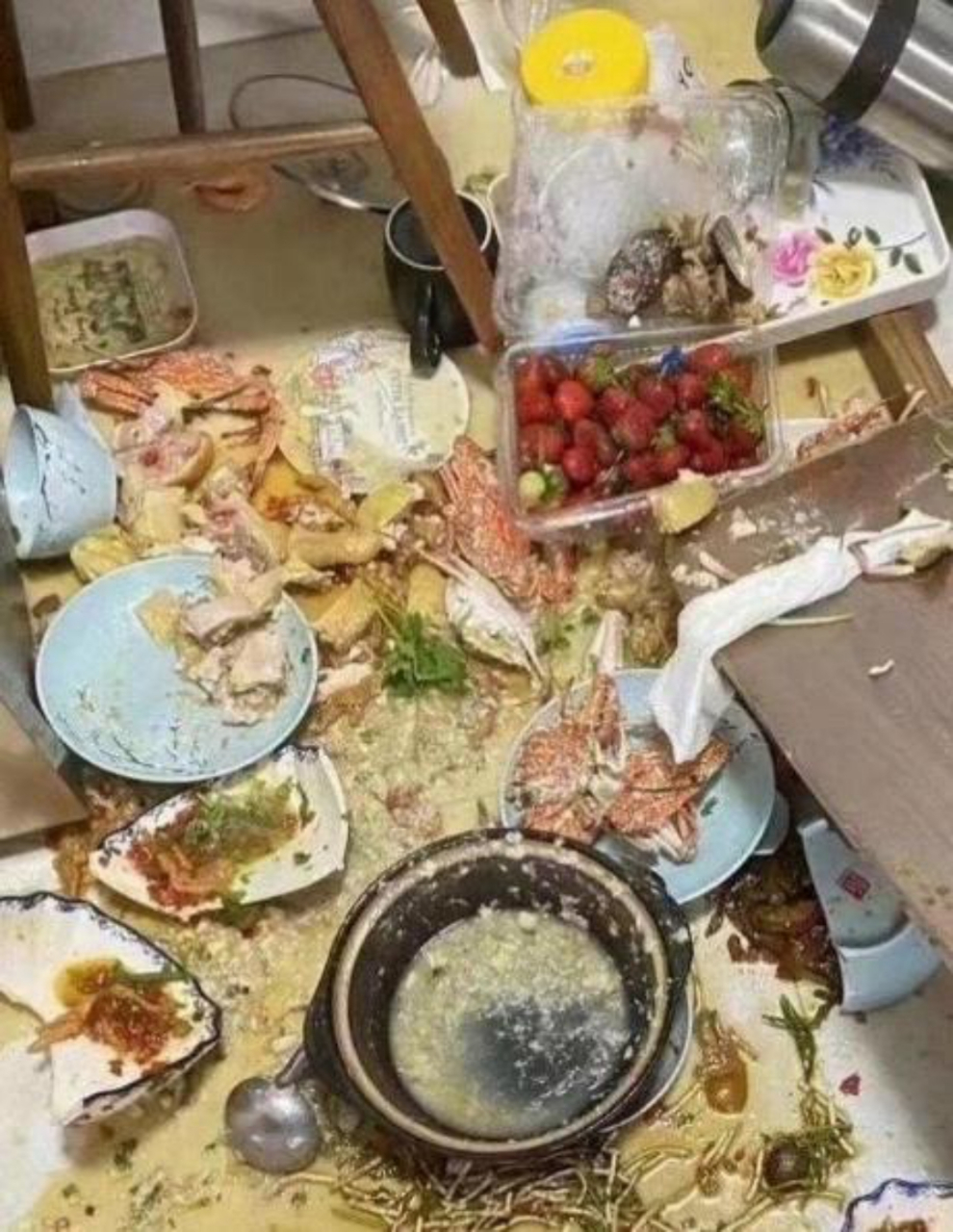 今天我家里请客,丛早上一直忙到中午,终于弄好了一桌子的菜,到了饭点