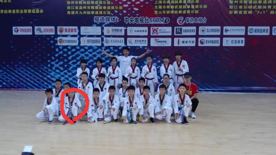 家人们,怎么说呢,我好歹也见了龙拳小子本人啊(后面一排是龙拳小子,画