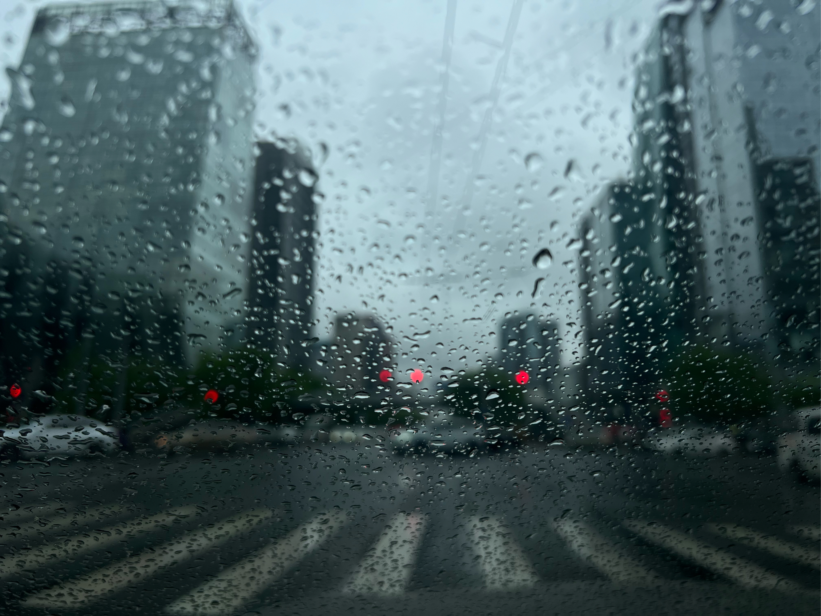 雨天车玻璃图片