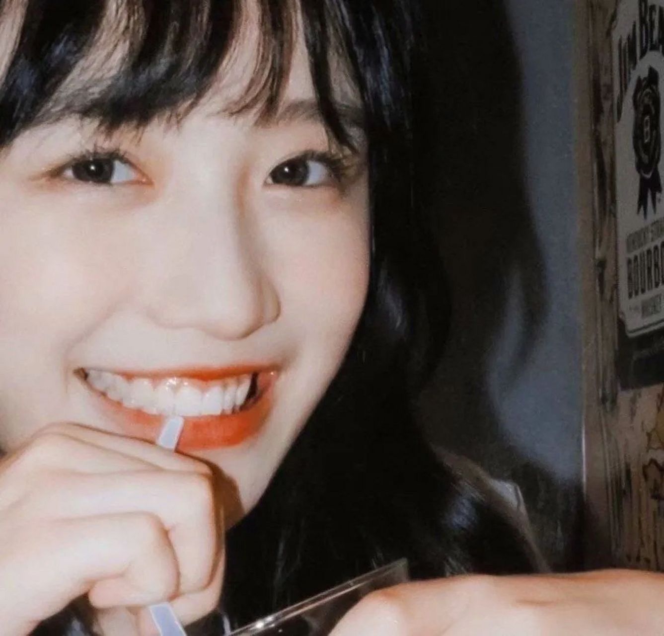 "吸管抿嘴笑,杯中秘密谁知晓?